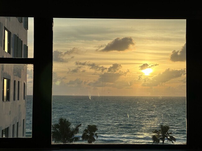 6345 Collins Ave in Miami Beach, FL - Building Photo - Building Photo