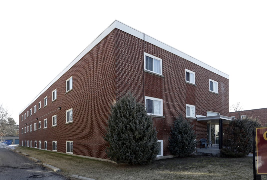 Cummings Manor in Ottawa, ON - Building Photo