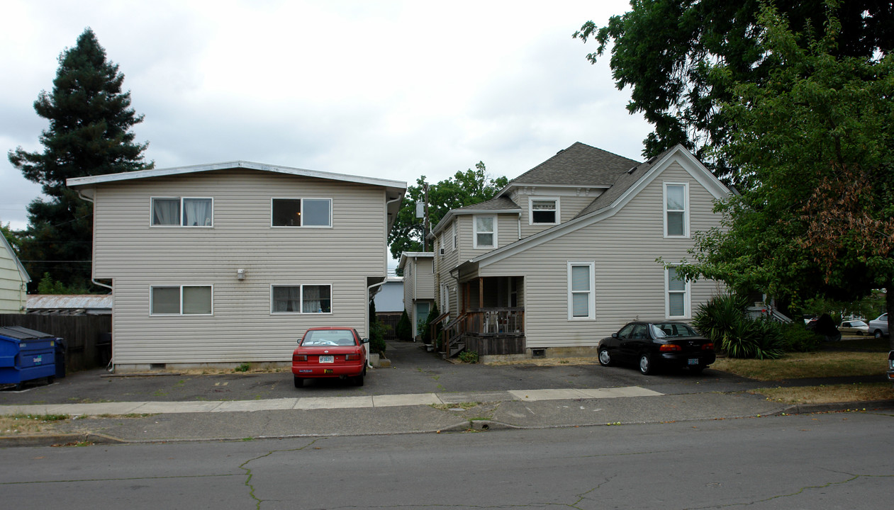 406 4th St in Springfield, OR - Building Photo