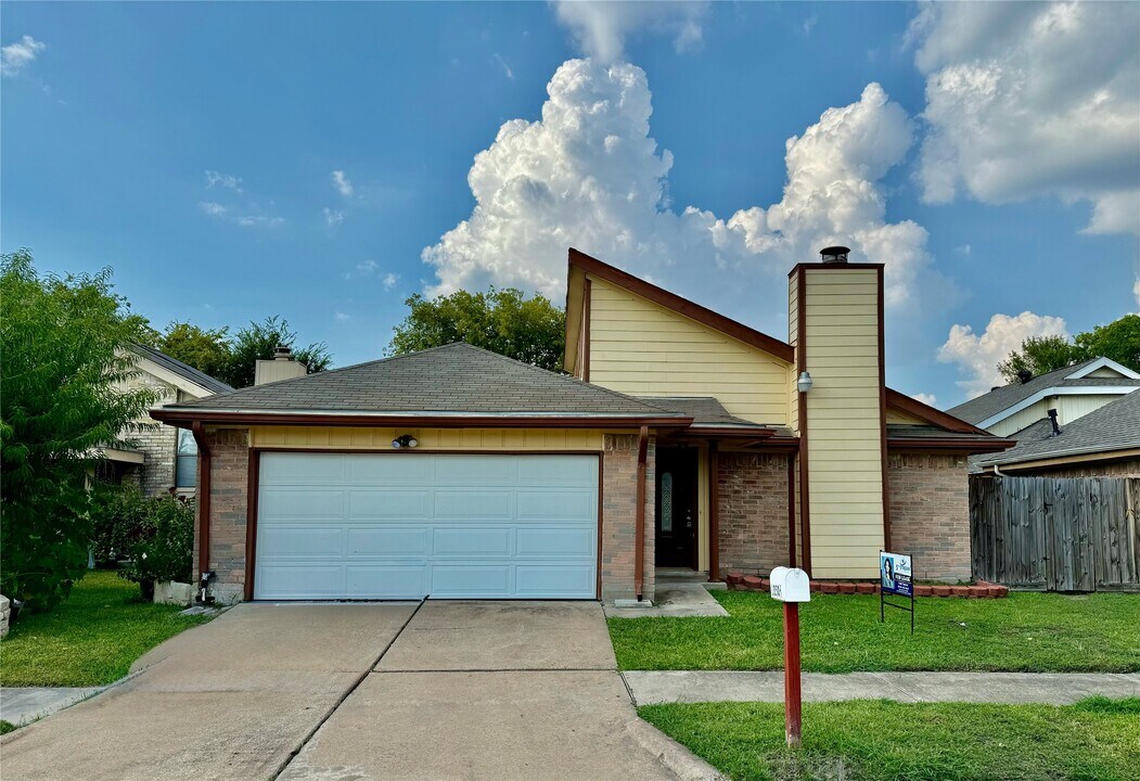 13506 Clarewood Dr in Houston, TX - Building Photo