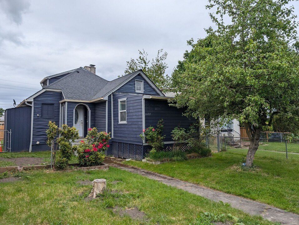 1122 Warren Ave in Bremerton, WA - Building Photo