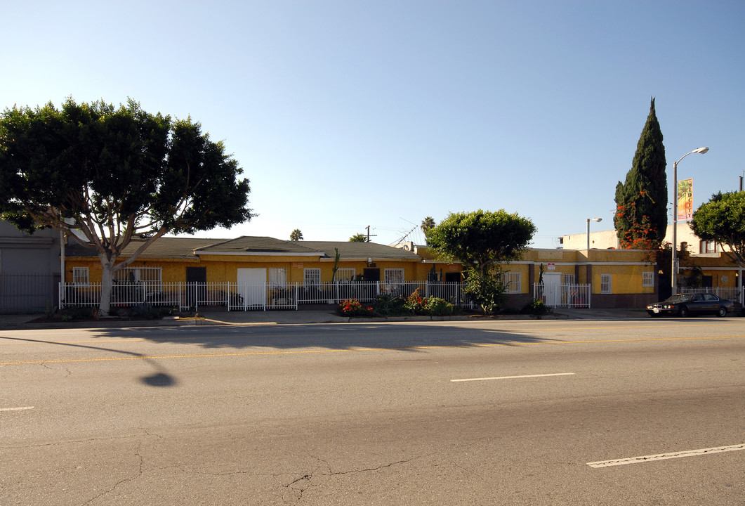 5110-5120 W Washington Blvd in Los Angeles, CA - Foto de edificio