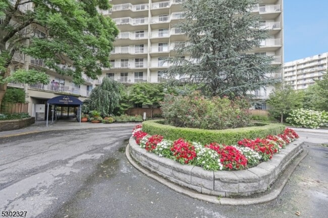 1055 River Rd in Edgewater, NJ - Building Photo - Building Photo