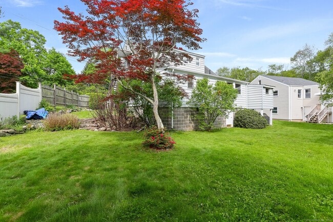 11 Hill St in New Canaan, CT - Building Photo - Building Photo