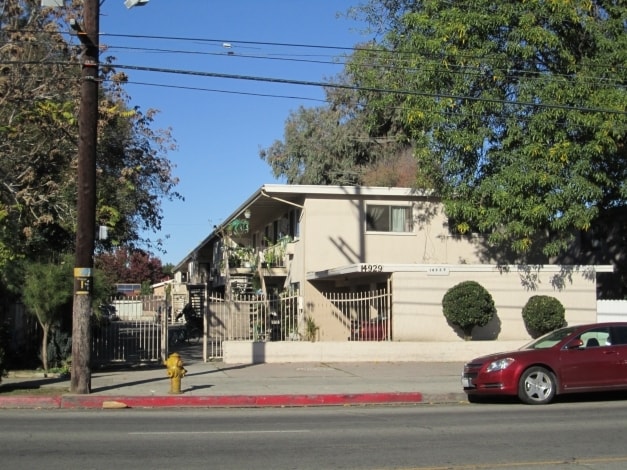 14921 Vanowen St in Van Nuys, CA - Building Photo - Building Photo