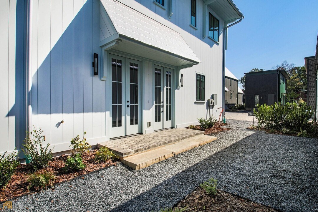 135 Carlyle Ln in Fayetteville, GA - Building Photo