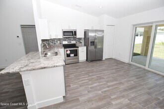 906 Armstrong Rd SE in Palm Bay, FL - Building Photo - Building Photo