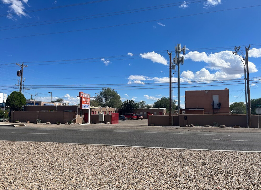 Adobe Manor Apartments in Albuquerque, NM - Building Photo