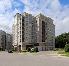 3000 Creekside Dr in Hamilton, ON - Building Photo - Building Photo