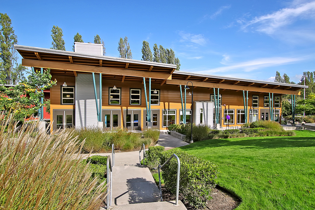 Radford Court in Seattle, WA - Building Photo