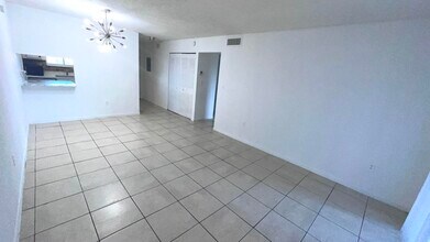 6080 Forest Hill Blvd in West Palm Beach, FL - Foto de edificio - Building Photo