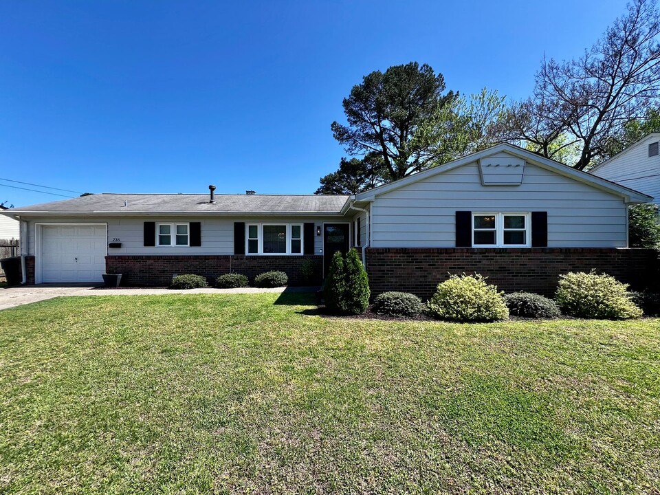 236 Coventry Rd in Virginia Beach, VA - Building Photo