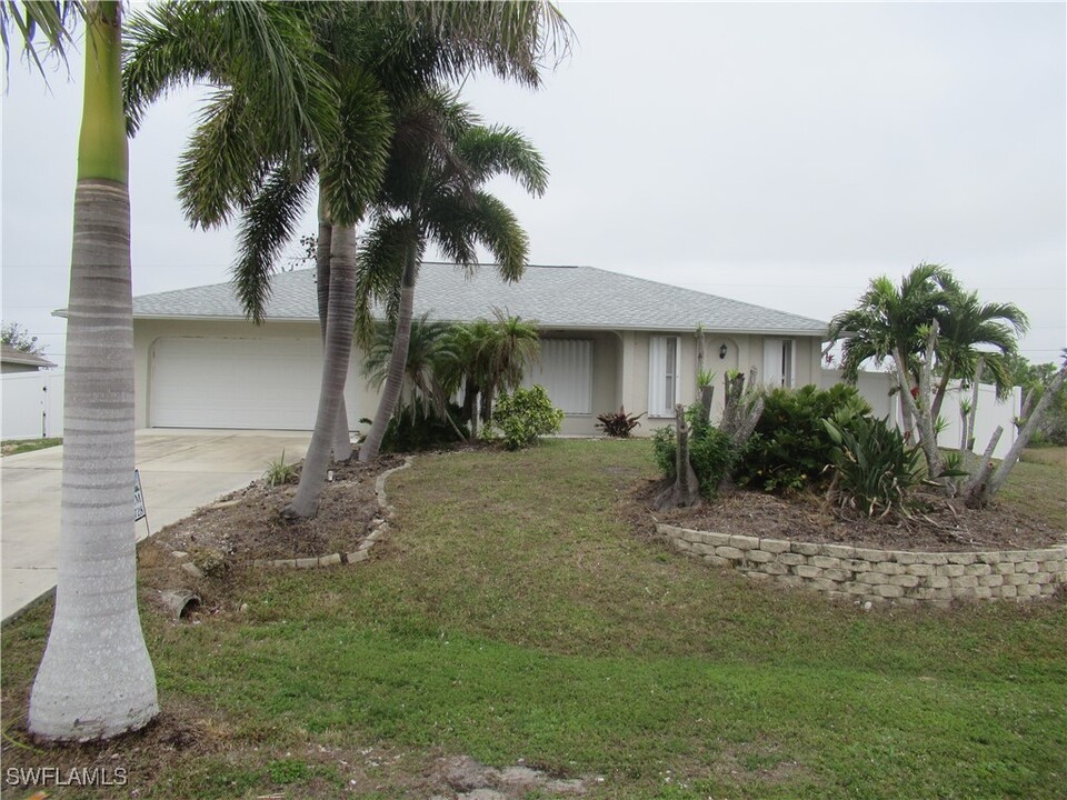 213 SW 22nd St in Cape Coral, FL - Building Photo