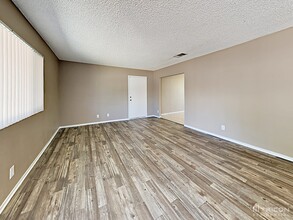 3813 Hudson Bay Ave in Las Vegas, NV - Building Photo - Building Photo