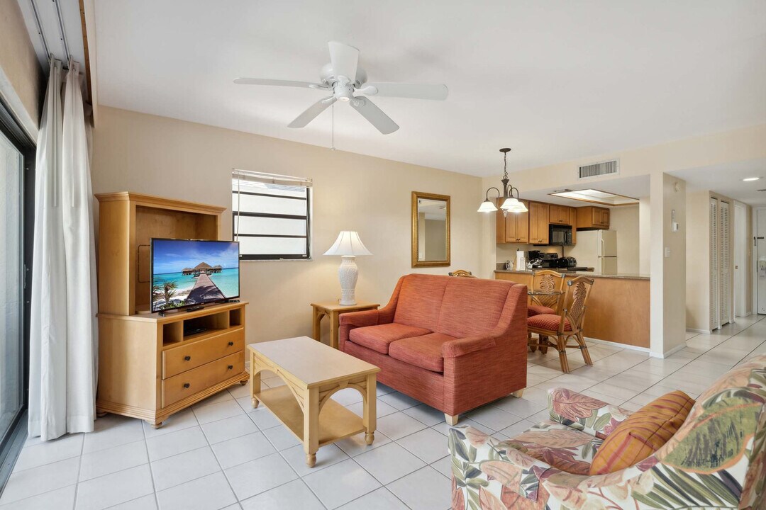 600 Neapolitan Way in Naples, FL - Building Photo