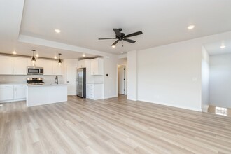 1005 Switchgrass Ln in Ely, IA - Foto de edificio - Building Photo