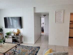 919 Hillcrest Dr, Unit 306 in Hollywood, FL - Building Photo - Building Photo