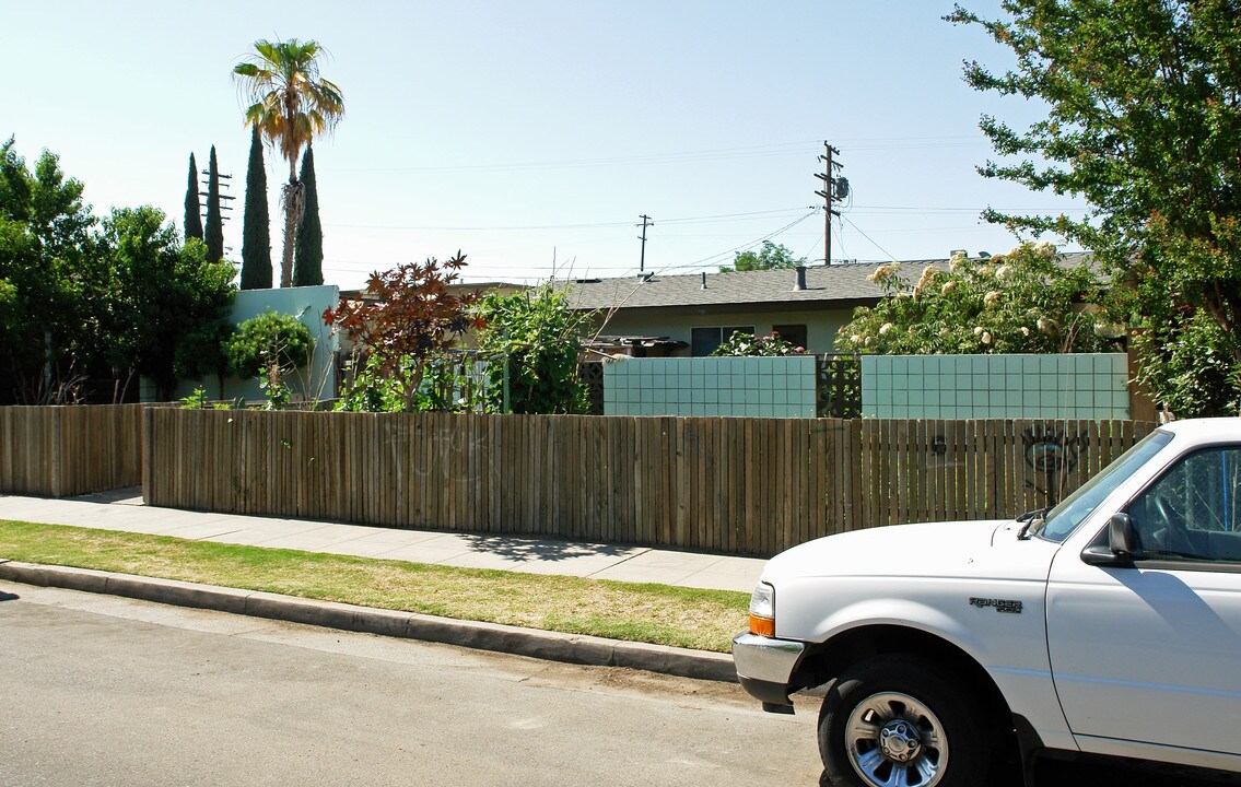 2416 E White Ave in Fresno, CA - Building Photo