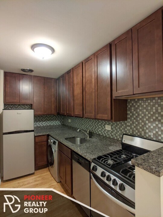 557 W Arlington Pl, Unit 2 in Chicago, IL - Building Photo