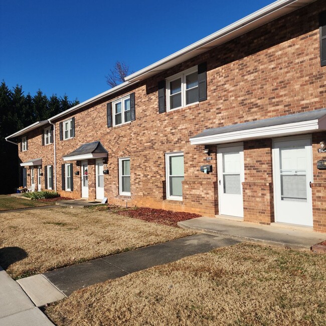 506 S Cherry St in Kernersville, NC - Building Photo - Building Photo