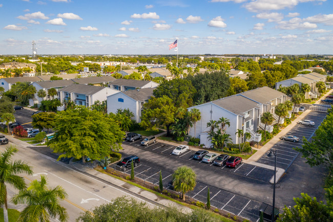 The Laurels in Ft. Myers, FL - Building Photo - Building Photo