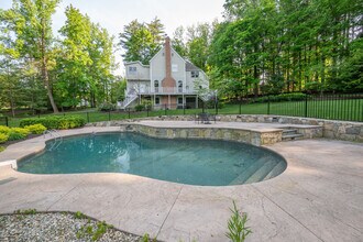 64 Riverford Rd in Brookfield, CT - Foto de edificio - Building Photo
