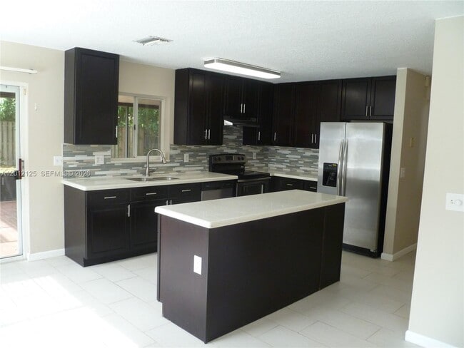 8820 SW 13th St in Pembroke Pines, FL - Building Photo - Building Photo