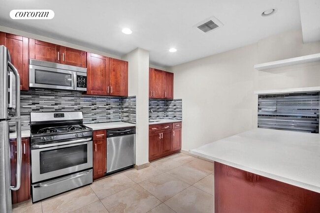 11-46-46 Welling Ct in Queens, NY - Building Photo - Building Photo