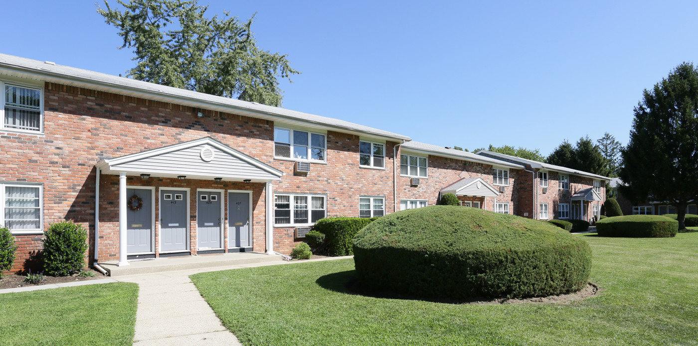 Maple Crest Apartments at Dix Hills in Deer Park, NY - Foto de edificio