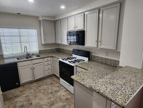 5201 S Torrey Pines Dr in Las Vegas, NV - Building Photo - Building Photo