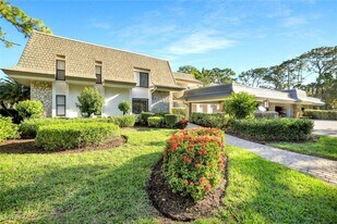 1111 Wildwood Ln in Naples, FL - Building Photo