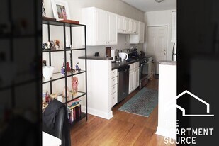 724 W Roscoe St in Chicago, IL - Building Photo