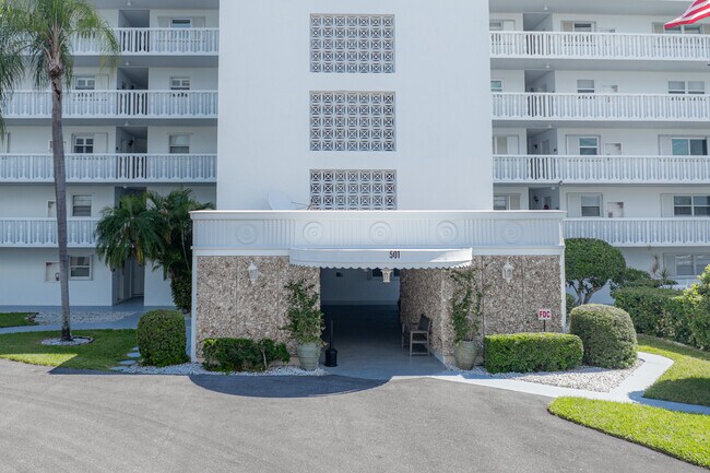 Lake Harbor Towers North in West Palm Beach, FL - Building Photo - Building Photo
