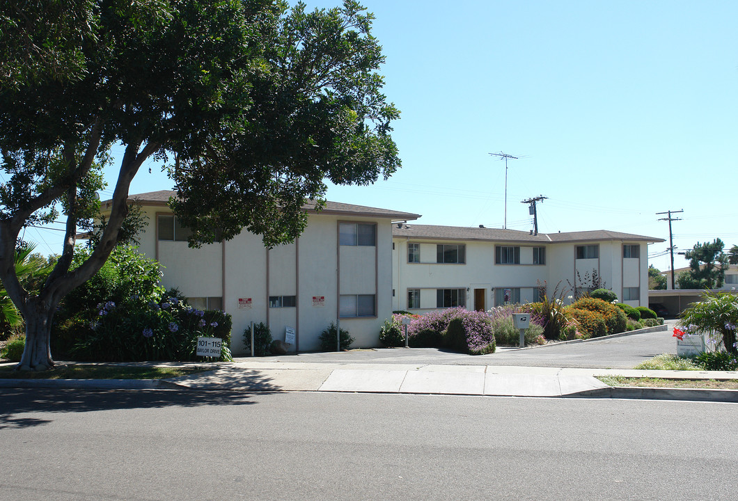 101-115 Baylor Dr in Ventura, CA - Building Photo