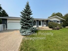 28 Medhurst Crescent in Sherwood Park, AB - Building Photo