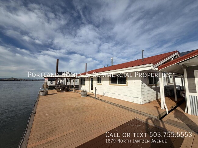 1879 N Jantzen Ave