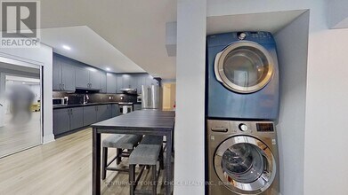 2195 Dewsbury Dr in Oakville, ON - Building Photo - Building Photo