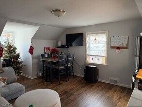 8 Rowe Pl in Bloomfield, NJ - Building Photo - Building Photo