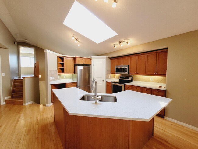 8218 Shaske Pl NW in Edmonton, AB - Building Photo - Building Photo