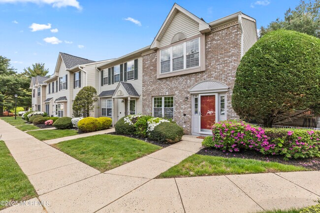 8 Ambrose Ct in Holmdel, NJ - Foto de edificio - Building Photo