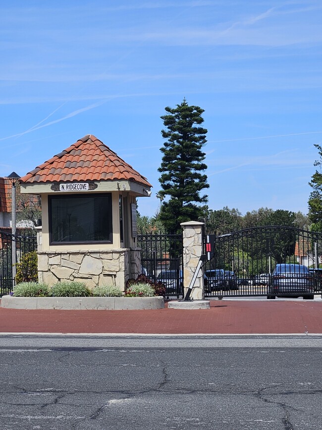 property at 27912 Ridgecove Ct N