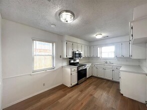 1024 S Highland Dr in Mustang, OK - Building Photo - Building Photo
