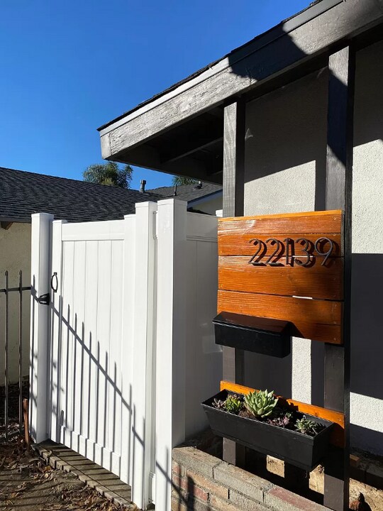 22139 Strathern St in Los Angeles, CA - Building Photo