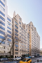 4 E 70th St in New York, NY - Building Photo - Building Photo