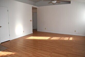 9435 Soaring Oaks Dr in Elk Grove, CA - Building Photo - Building Photo