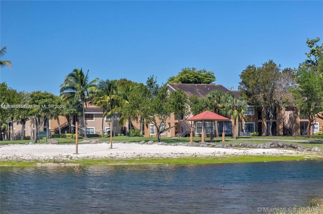 10691 SW 155th Pl in Miami, FL - Building Photo
