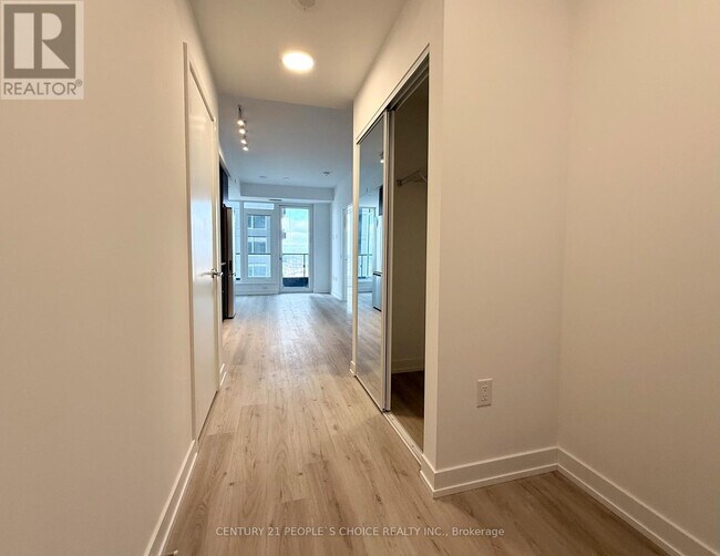 395 Square One Dr in Mississauga, ON - Building Photo - Building Photo