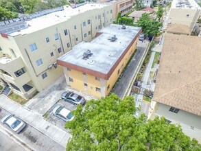 945 SW 4th St in Miami, FL - Building Photo - Building Photo