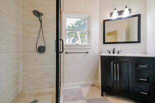 1006 Hecker Pass Rd in Watsonville, CA - Building Photo