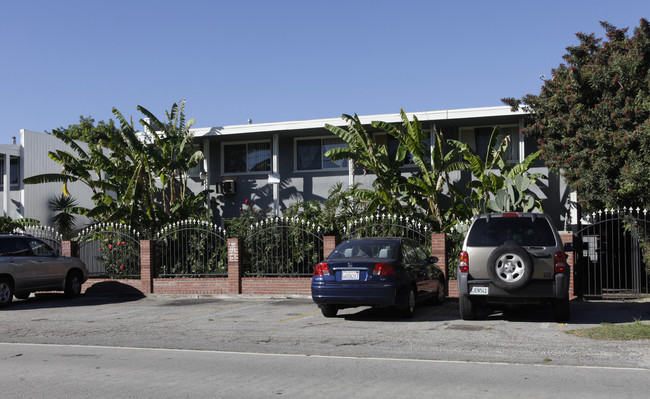 6027 Cahuenga Blvd in North Hollywood, CA - Building Photo - Building Photo